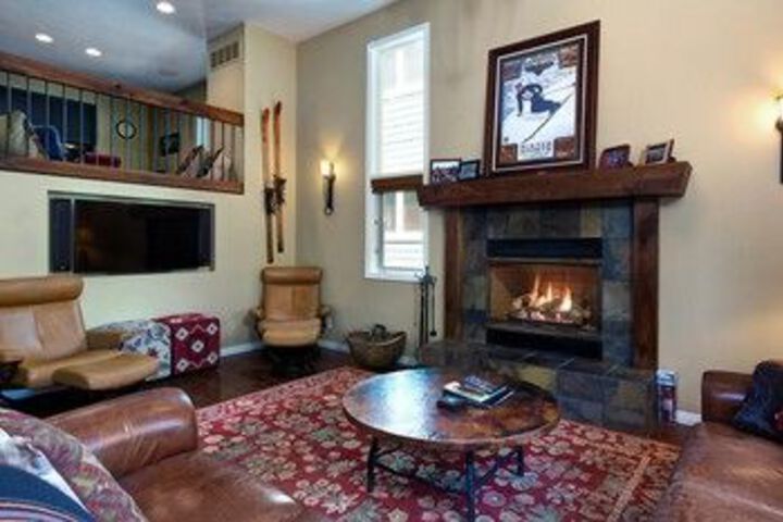 3Br 4BA Motherlode 4 Townhome by RedAwning