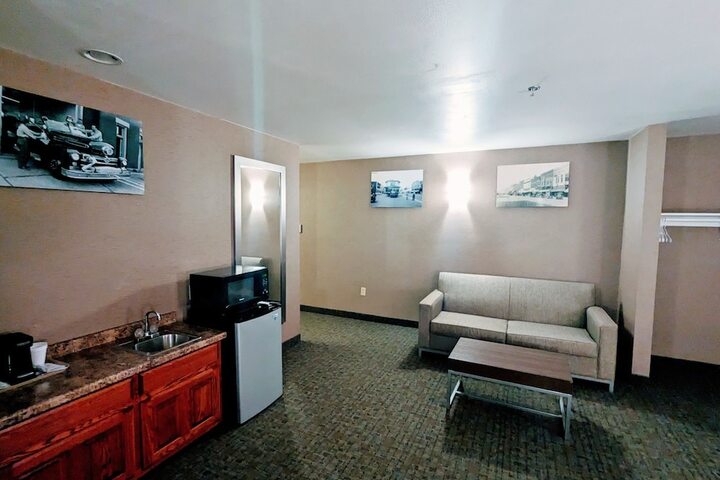 1 King Bed Suite (4 of 10)