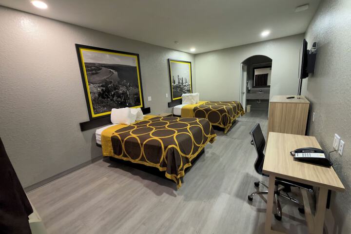 Room 4 of 25