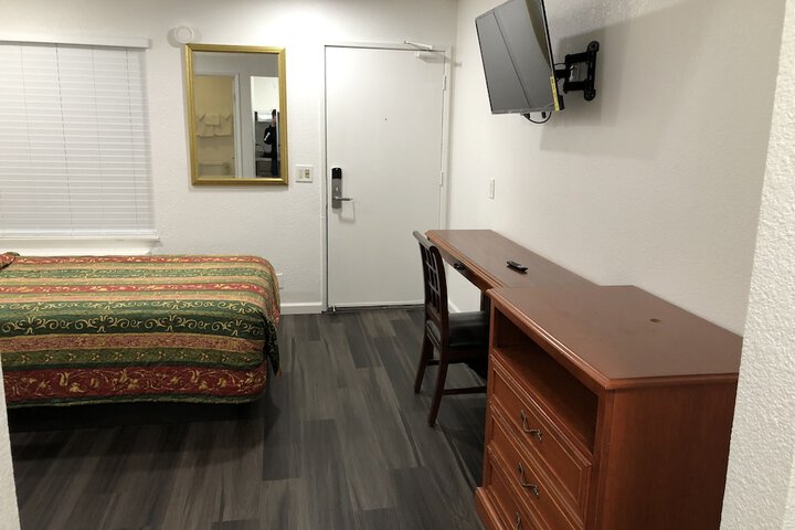 2 Double Beds (6 of 8)
