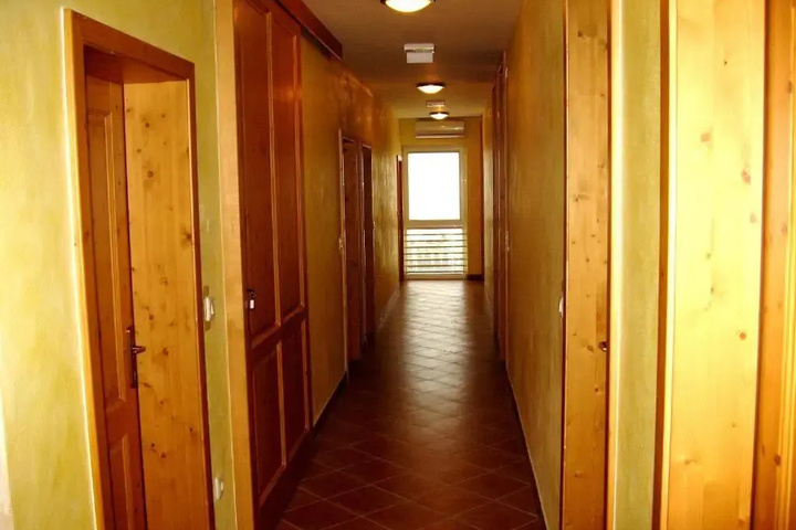 Room 9 of 15