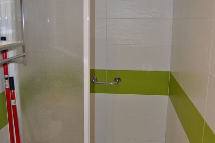 Room 165 of 181