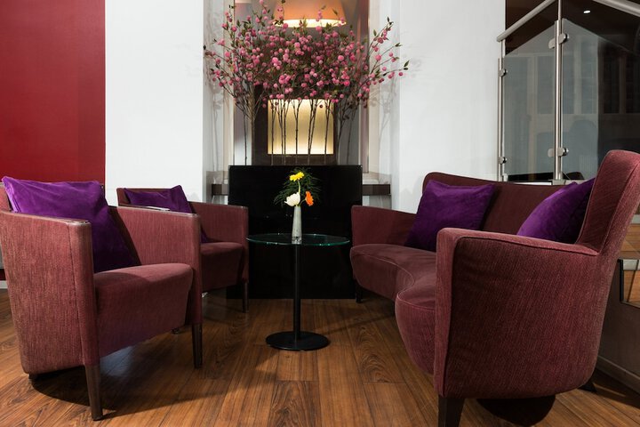 Lounge 21 of 24