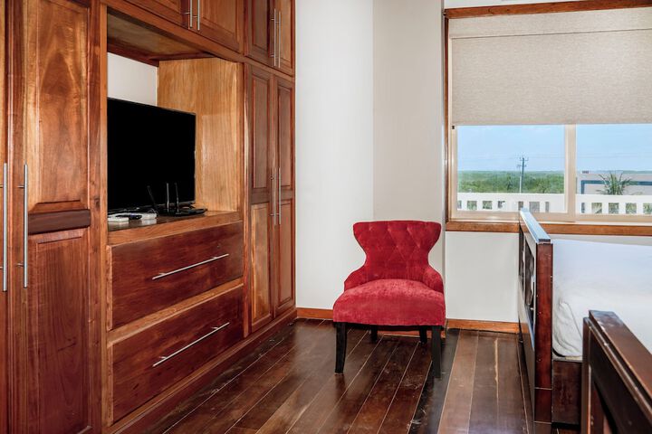 Room 215 of 927