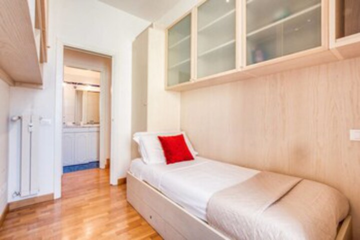 Room 5 of 22