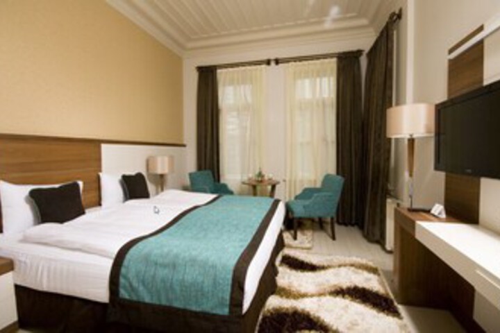 Room 9 of 10