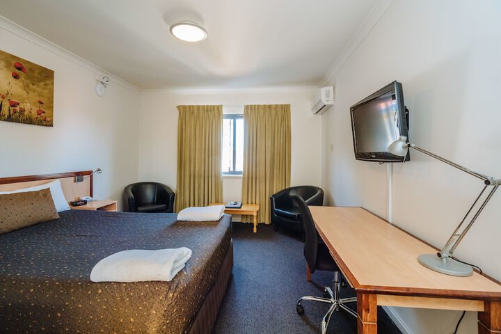 Room 11 of 37