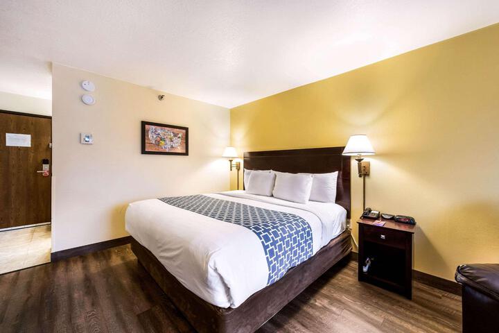 1 King Bed (4 of 5)