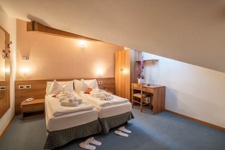 Room 4 of 33