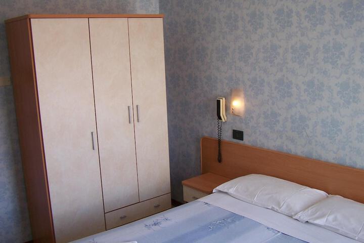 Room 21 of 28