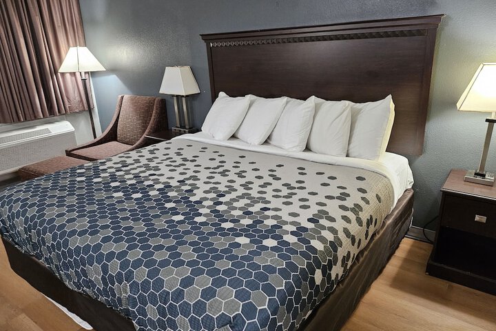 1 King Bed (4 of 8)