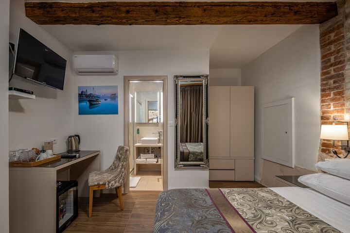 Room 17 of 48