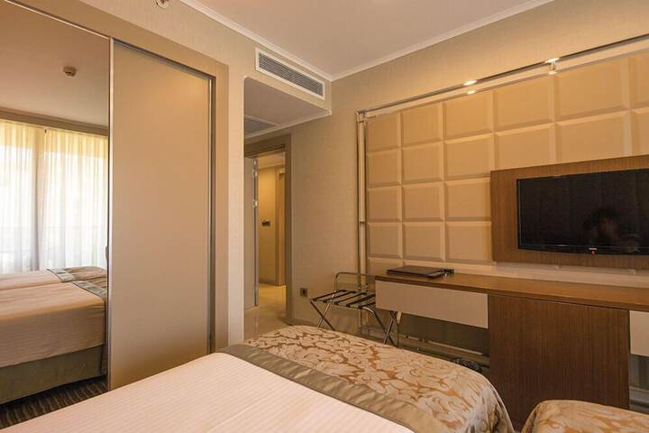 Room 27 of 104