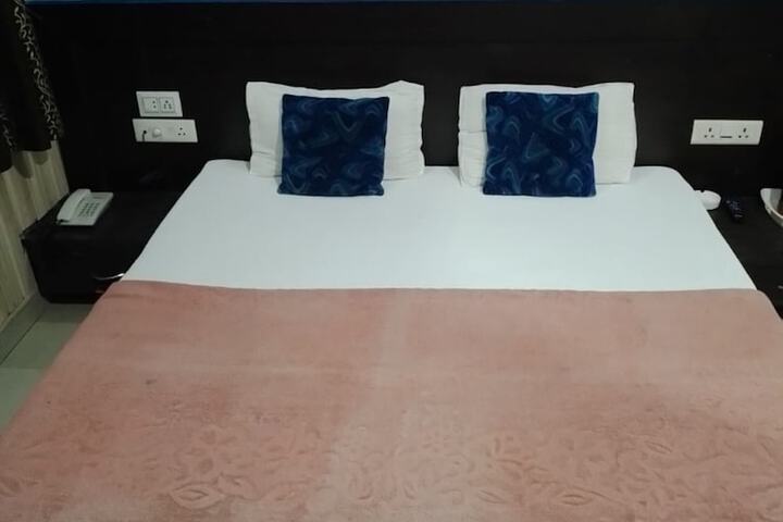 Room 9 of 14