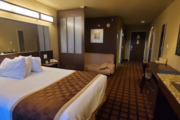 1 Queen Bed Accessible Room (8 of 19)