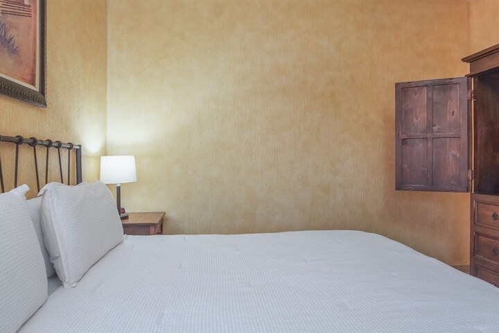 Room 43 of 599