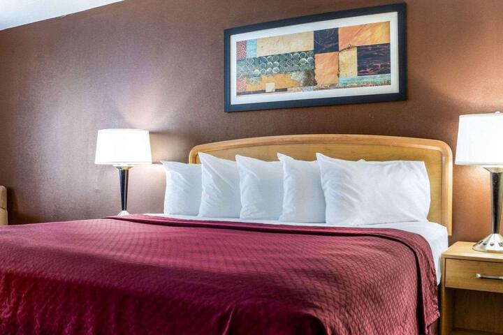 1 King Bed (4 of 5)