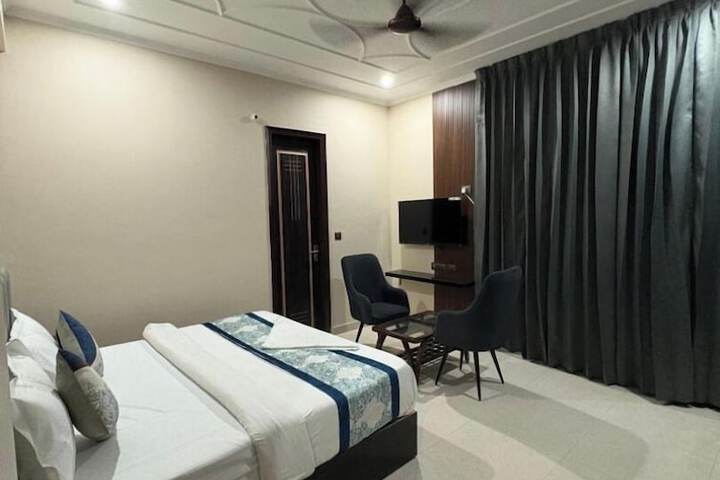 Room 13 of 33