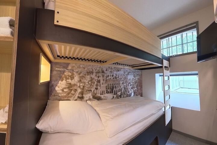 Room 13 of 93