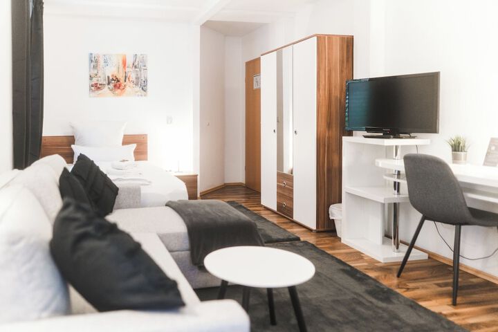 Room 8 of 90