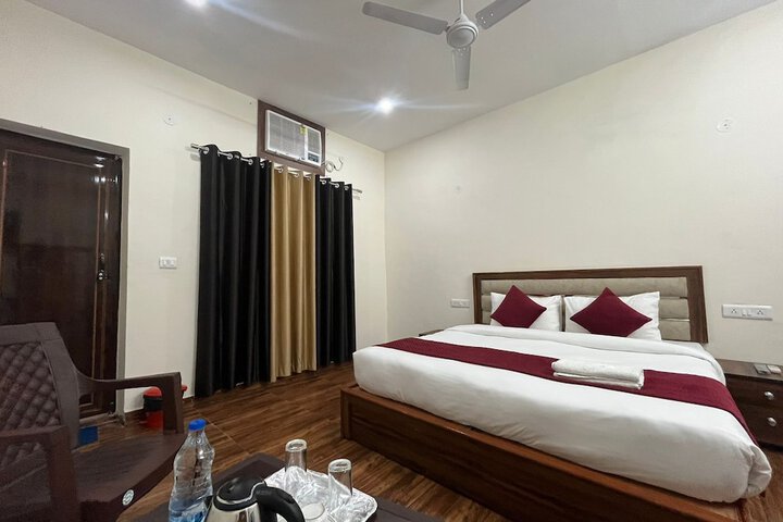 Room 4 of 12