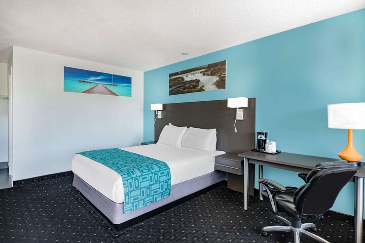 1 Queen Bed (18 of 25)