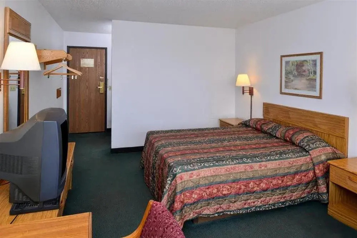 Room 5 of 9