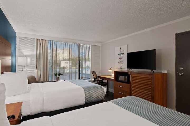 Double Accessible Queen Size Bed (2 of 18)