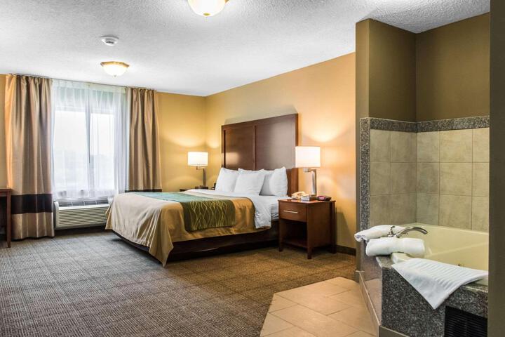 1 King Bed (4 of 9)