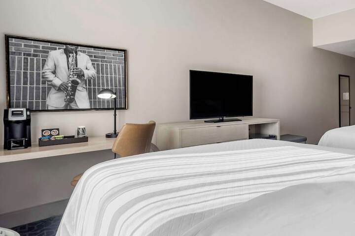 2 Queen Beds (7 of 12)