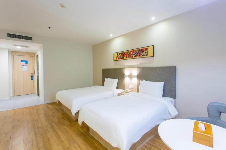 Room 4 of 34