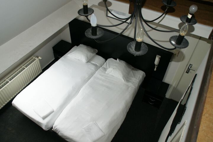 Room 12 of 42