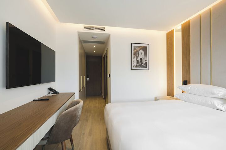 Room 28 of 211