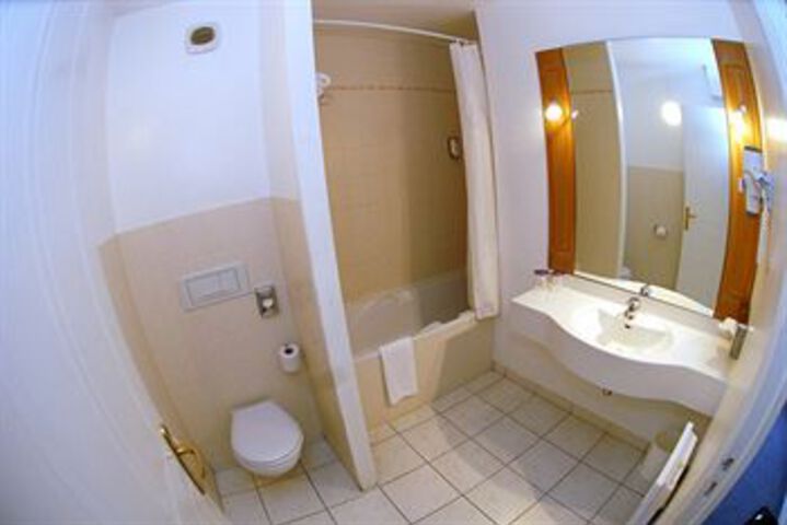 Room 9 of 35