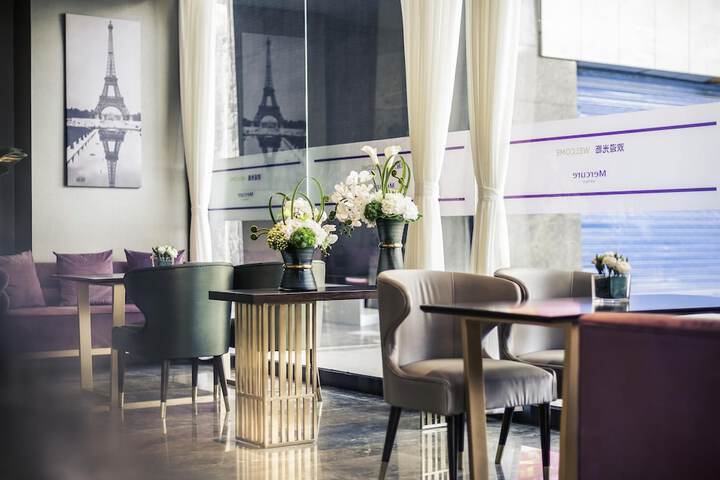 Lounge 65 of 77