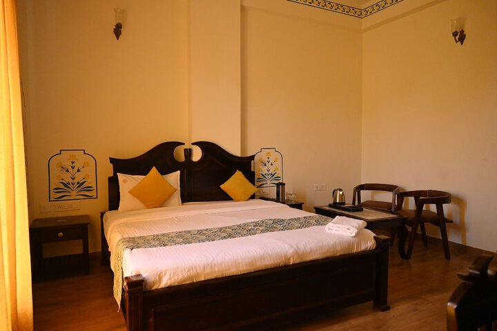 Room 5 of 8