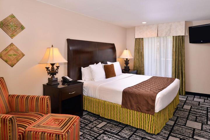 Suite 1 King Bed 2 Rooms Sofa Bed 2 Flat Screen Tvs Living Room Wet Bar Full Breakfast (8 of 16)