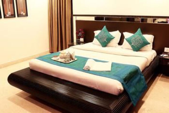 OYO Premium Harish Mukherjee Road