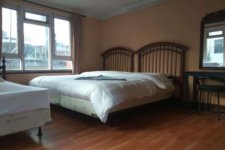 Room 2 of 66