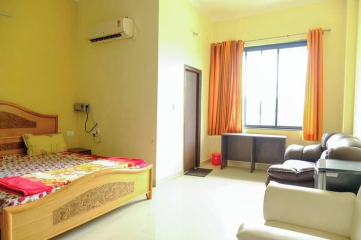 Room 4 of 8