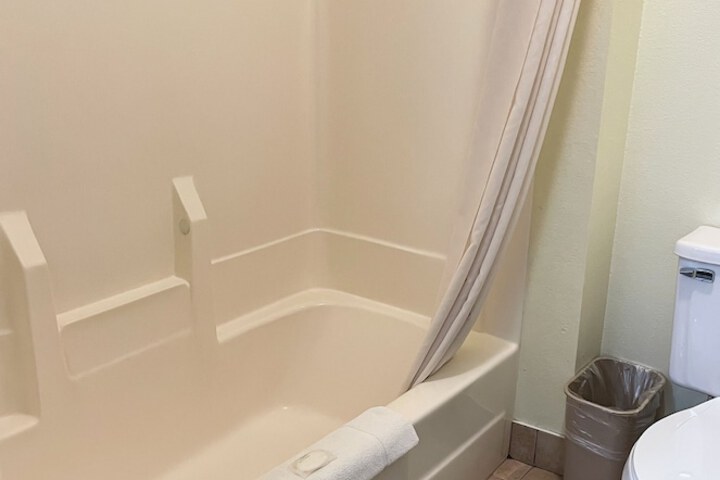 Deluxe Queen Bed (13 of 24)