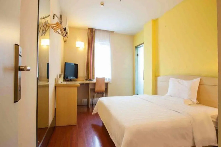 Room 5 of 12