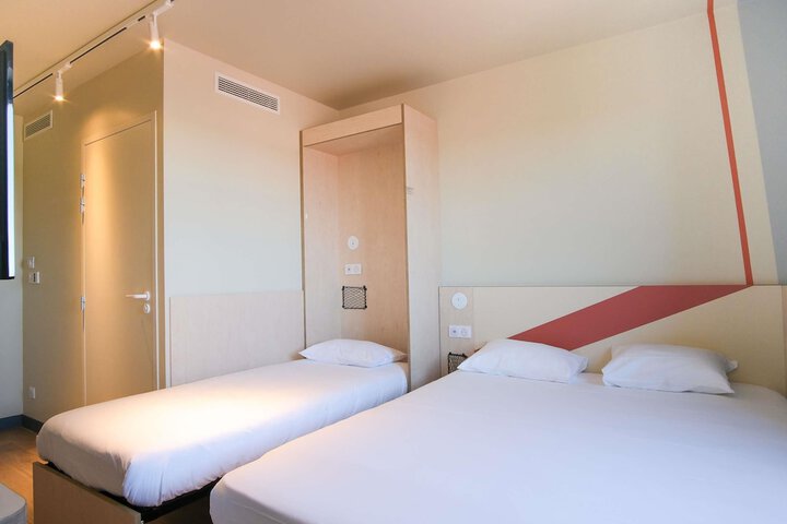 Room 27 of 76