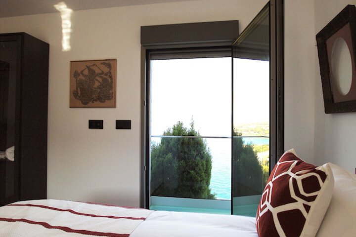 Room 4 of 76