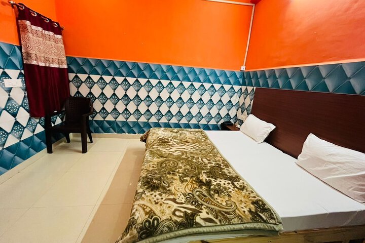 Room 7 of 12