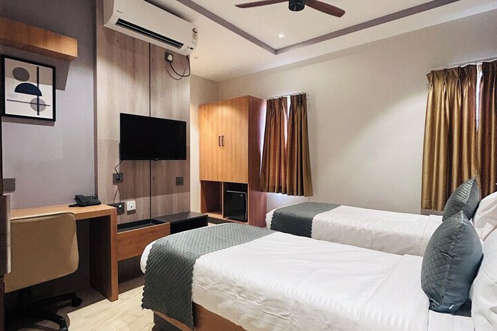 Room 8 of 33