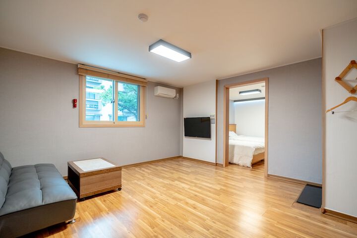 Room 9 of 27