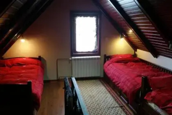 Room 10 of 12