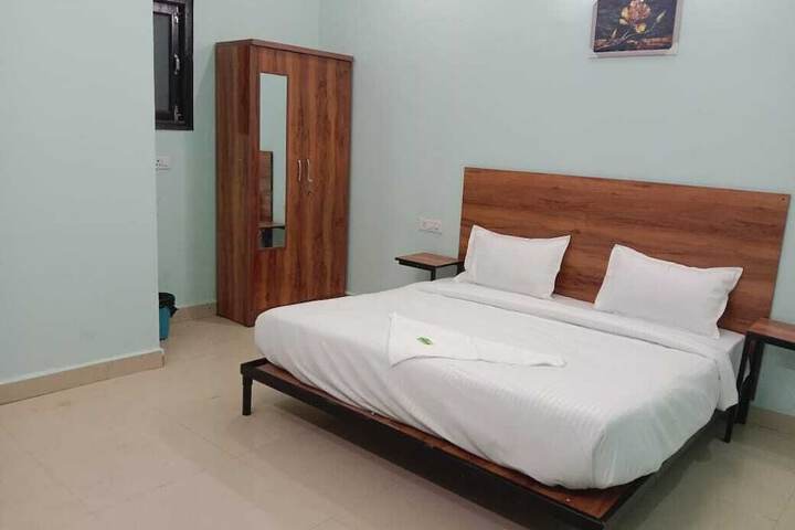 Room 5 of 25