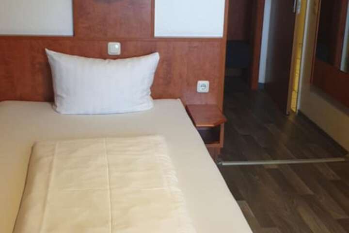 Room 19 of 39